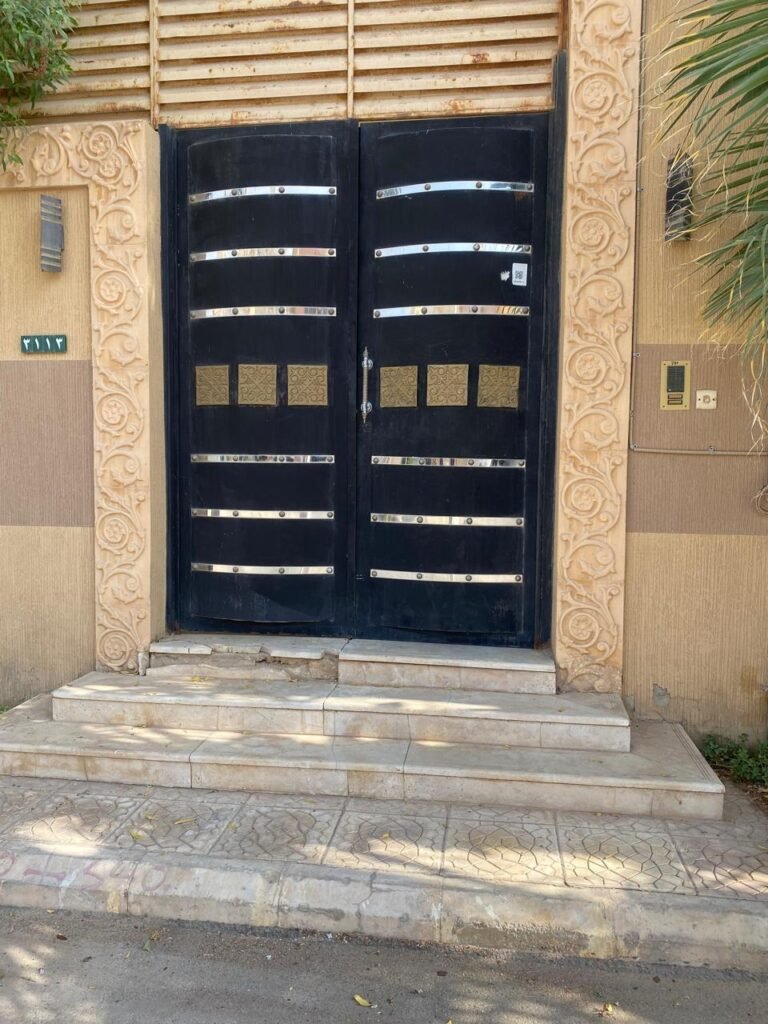 حدادتركيب أبواب منازل وفلل محترف في حي الملقا
