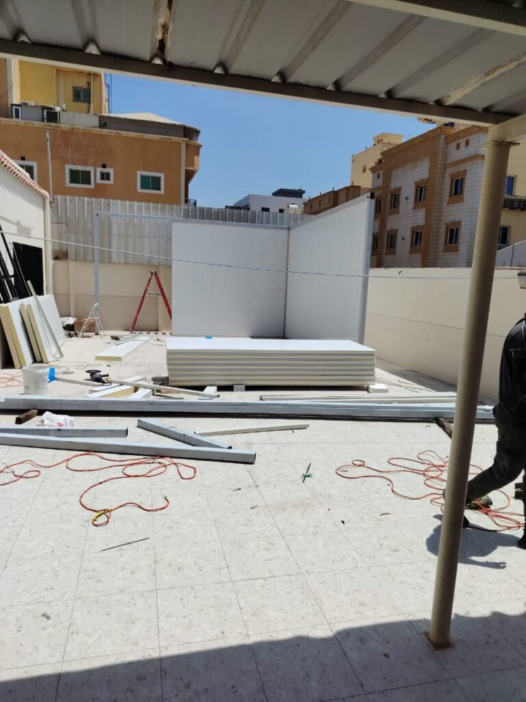 كم تكلفة بناء غرفه ساندوتش بانل حي العقيق؟الأسعار لعام 2026)